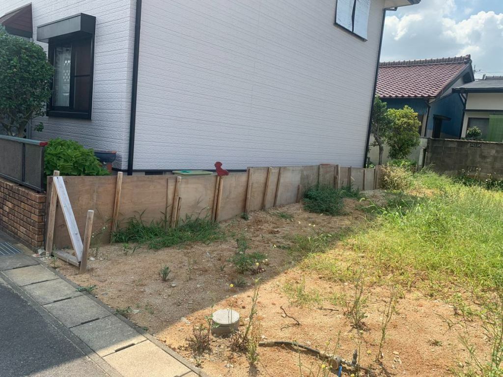 ブロック塀工事前 木の板