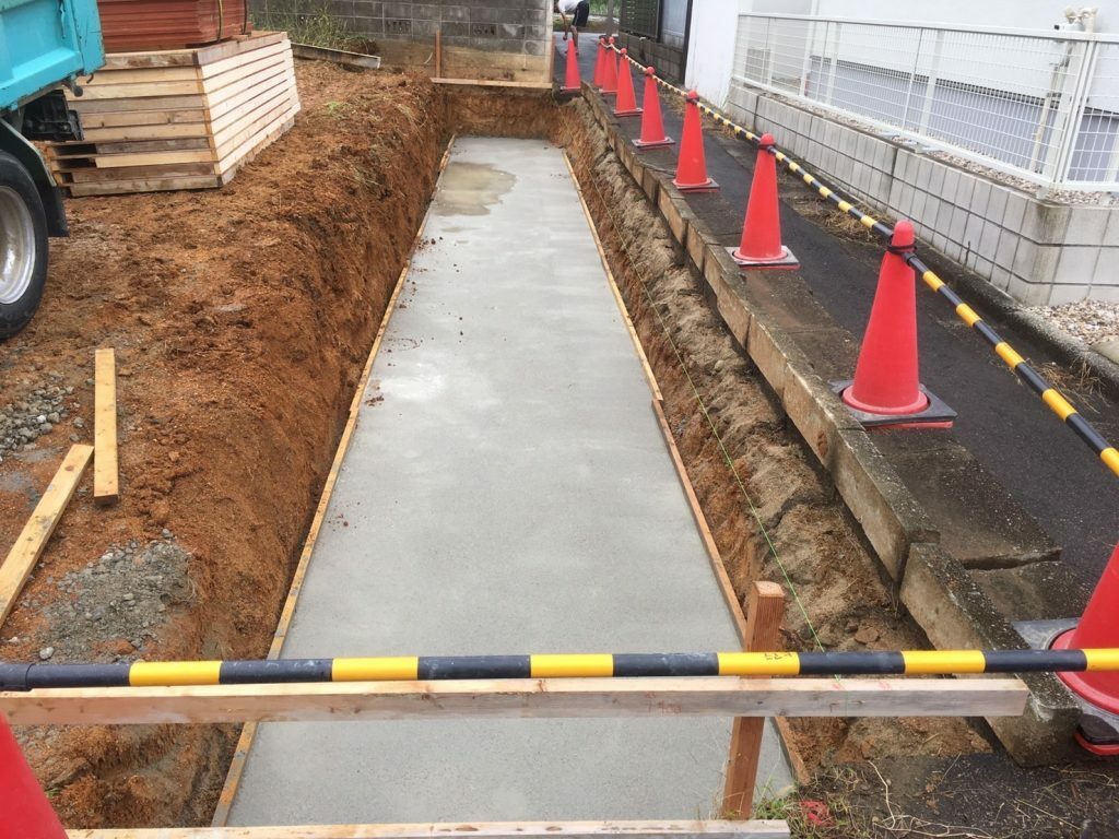 刈谷市擁壁づくり　基礎コンクリ